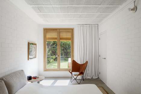 House 1101 by H Arquitectes has rooms that open up to the outdoors