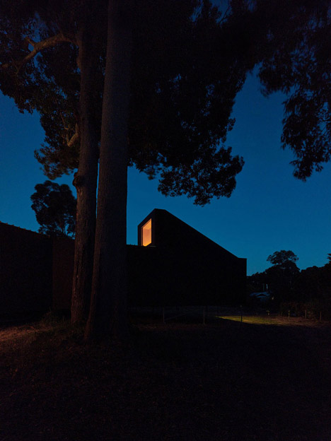 Karri Loop House by MORQ