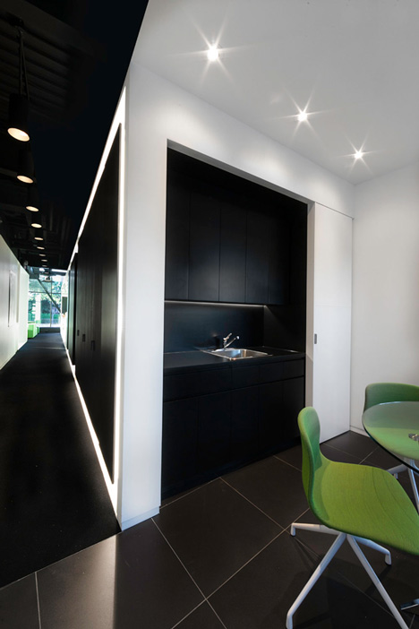 La SHED Architecture separates eye clinic into black and white zones