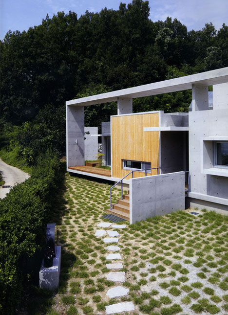 Mun Jeong Heon house by A.M Architects is surrounded by a huge concrete frame