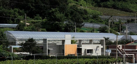 Mun Jeong Heon house by A.M Architects is surrounded by a huge concrete frame