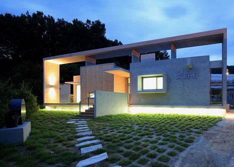 Mun Jeong Heon house by A.M Architects is surrounded by a huge concrete frame