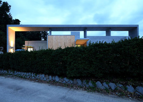 Mun Jeong Heon house by A.M Architects is surrounded by a huge concrete frame