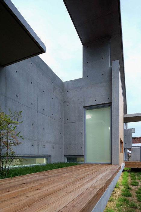 Mun Jeong Heon house by A.M Architects is surrounded by a huge concrete frame
