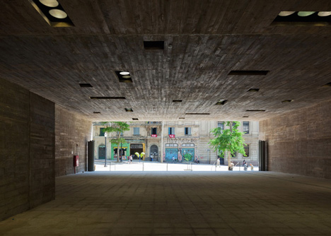 Praca das Artes by Brasil Arquitetura features concrete boxes projecting over a public plaza