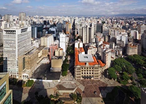 Praca das Artes by Brasil Arquitetura features concrete boxes projecting over a public plaza
