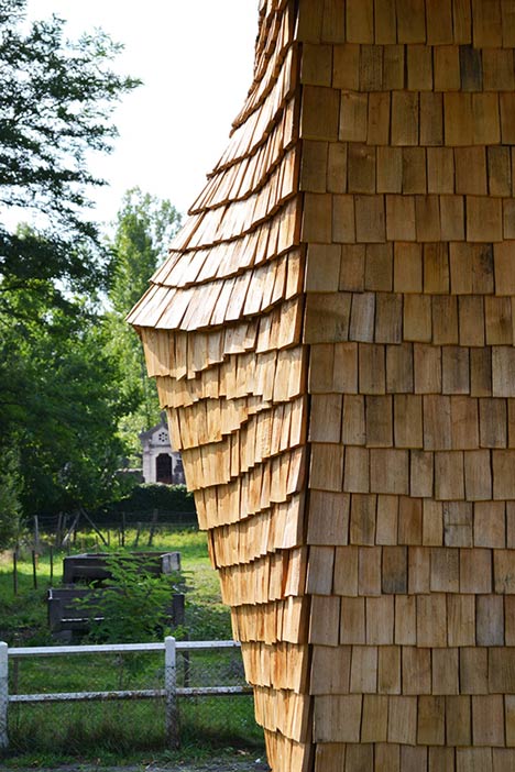School building clad in chestnut tiles by Dauphins