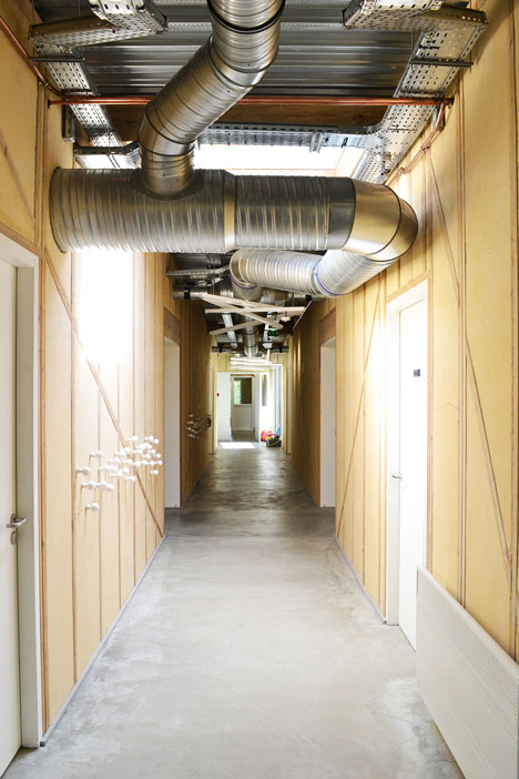 School building clad in chestnut tiles by Dauphins