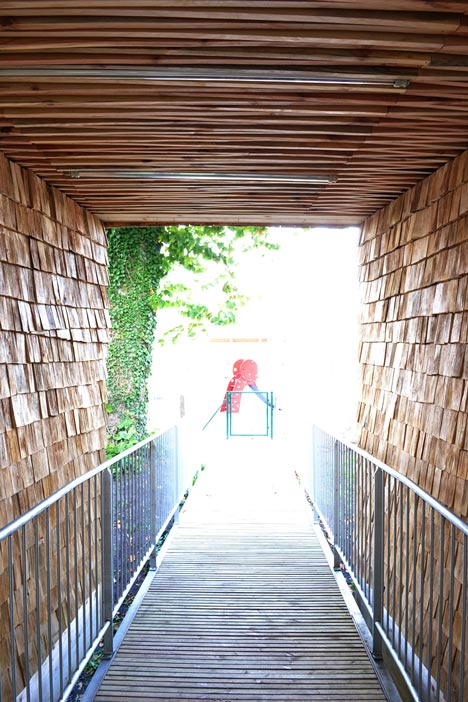 School building clad in chestnut tiles by Dauphins