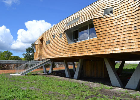 School building clad in chestnut tiles by Dauphins