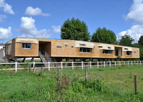 School building clad in chestnut tiles by Dauphins