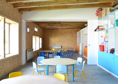 School building clad in chestnut tiles by Dauphins