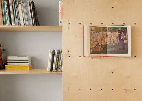 Space-saving modular studio for an artist by Raanan Stern