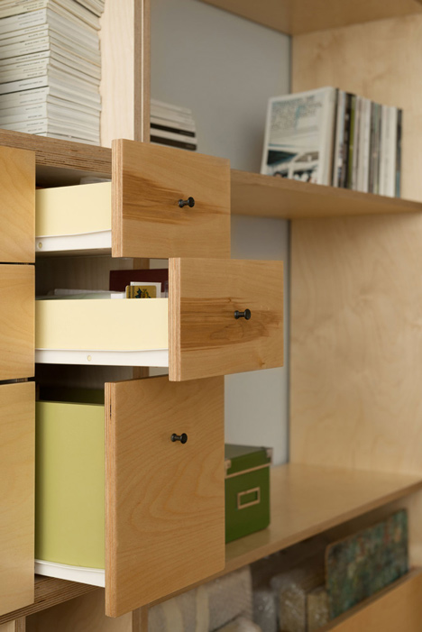 Space-saving modular studio for an artist by Raanan Stern