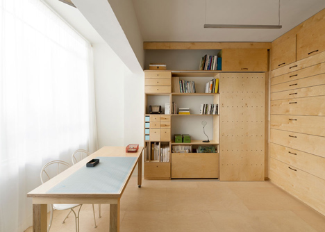 Space-saving modular studio for an artist by Raanan Stern