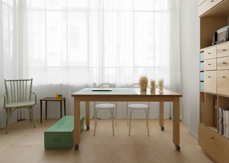 Space-saving modular studio for an artist by Raanan Stern