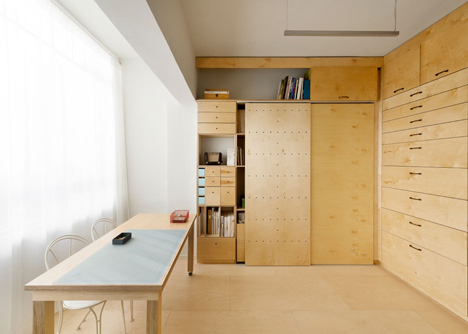 Space-saving modular studio for an artist by Raanan Stern