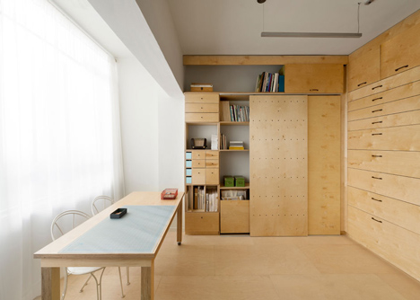 Space-saving modular studio for an artist by Raanan Stern