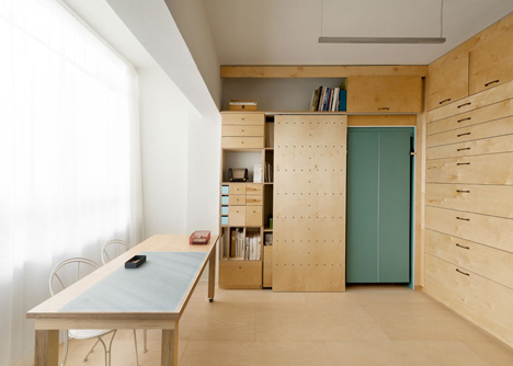 Space-saving modular studio for an artist by Raanan Stern