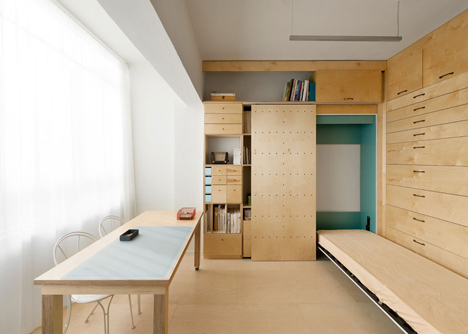 Space-saving modular studio for an artist by Raanan Stern