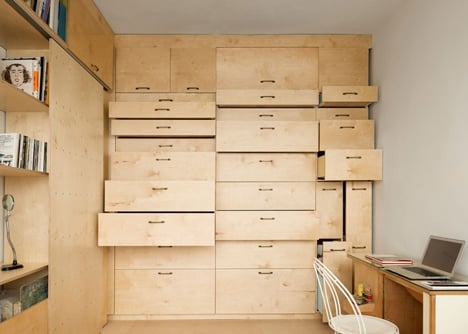 Space-saving modular studio for an artist by Raanan Stern