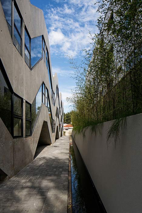 Wall of bushy plants fronts Sao Paulo housing block by TACOA