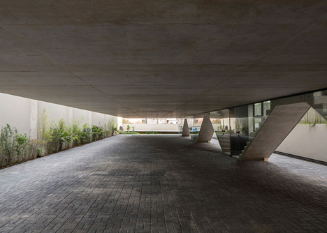 Wall of bushy plants fronts Sao Paulo housing block by TACOA