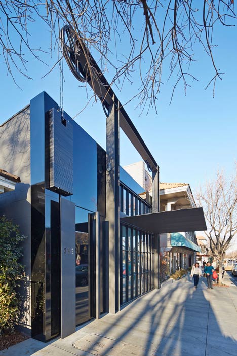 Tom Kundig hoists California gallery facade using gears and pulleys