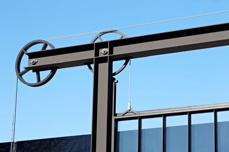 Tom Kundig hoists California gallery facade using gears and pulleys