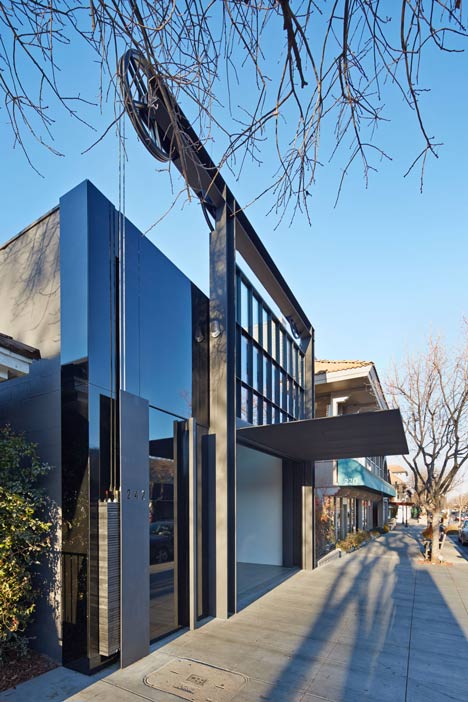 Tom Kundig hoists California gallery facade using gears and pulleys