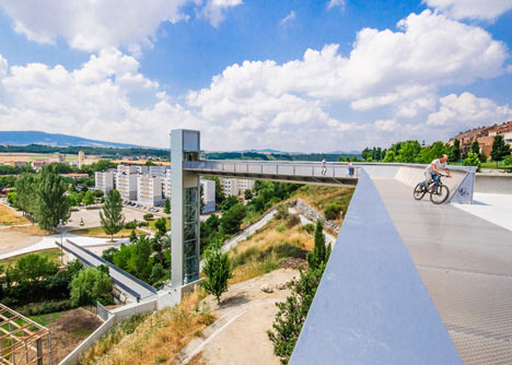 A steel-clad outdoor elevator connects the city and suburb in Pamplona by AH Asociados