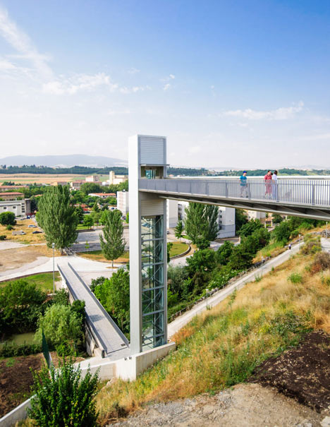 A steel-clad outdoor elevator connects the city and suburb in Pamplona by AH Asociados