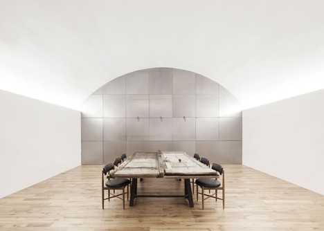 Industrial-style offices by DH Liberty mix reclaimed objects with minimal aesthetic