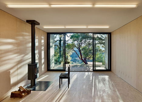 Moose Road house by Mork-Ulnes Architects frames the Californian landscape