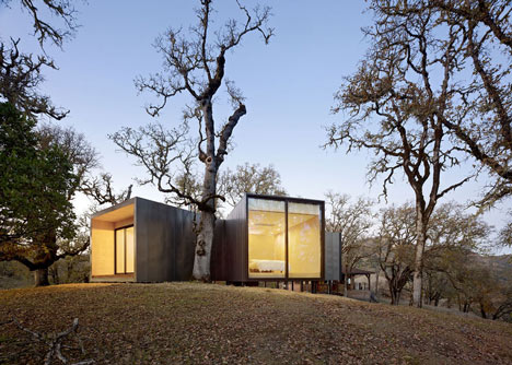 Moose Road house by Mork-Ulnes Architects frames the Californian landscape