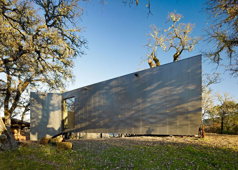 Moose Road house by Mork-Ulnes Architects frames the Californian landscape
