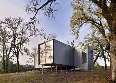 Moose Road house by Mork-Ulnes Architects frames the Californian landscape