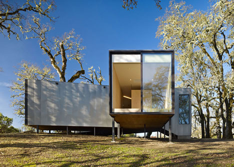 Moose Road house by Mork-Ulnes Architects frames the Californian landscape
