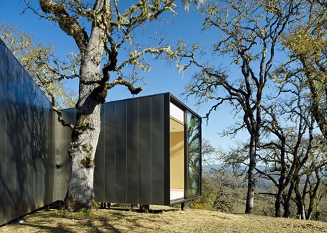 Moose Road house by Mork-Ulnes Architects frames the Californian landscape