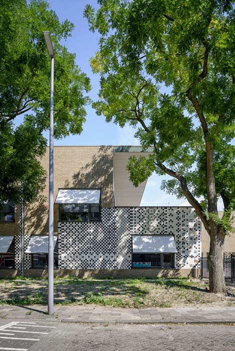 School in Rotterdam decorated with tiles based on traditional Dutch patterns