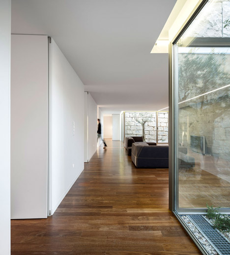 The Hill Cork House by Contaminar Arquitectos