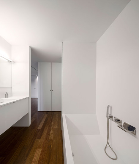 The Hill Cork House by Contaminar Arquitectos