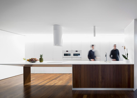 The Hill Cork House by Contaminar Arquitectos