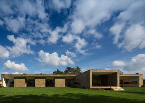 The Hill Cork House by Contaminar Arquitectos
