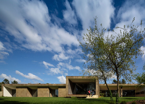 The Hill Cork House by Contaminar Arquitectos