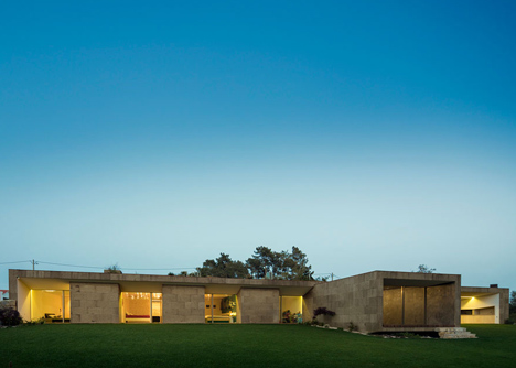 The Hill Cork House by Contaminar Arquitectos