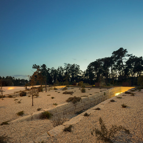 The Hill Cork House by Contaminar Arquitectos