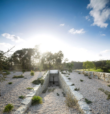 The Hill Cork House by Contaminar Arquitectos