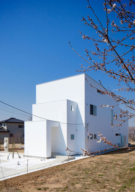Three white walls front Ripple house by Kichi Architectural Design