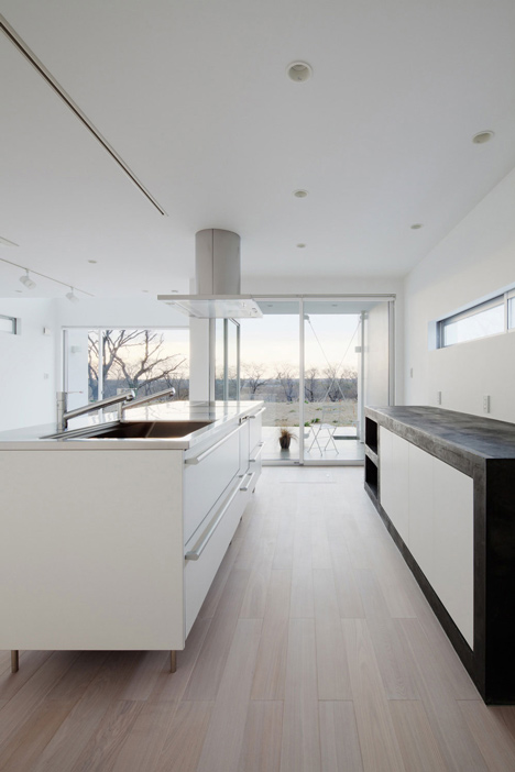Three white walls front Ripple house by Kichi Architectural Design